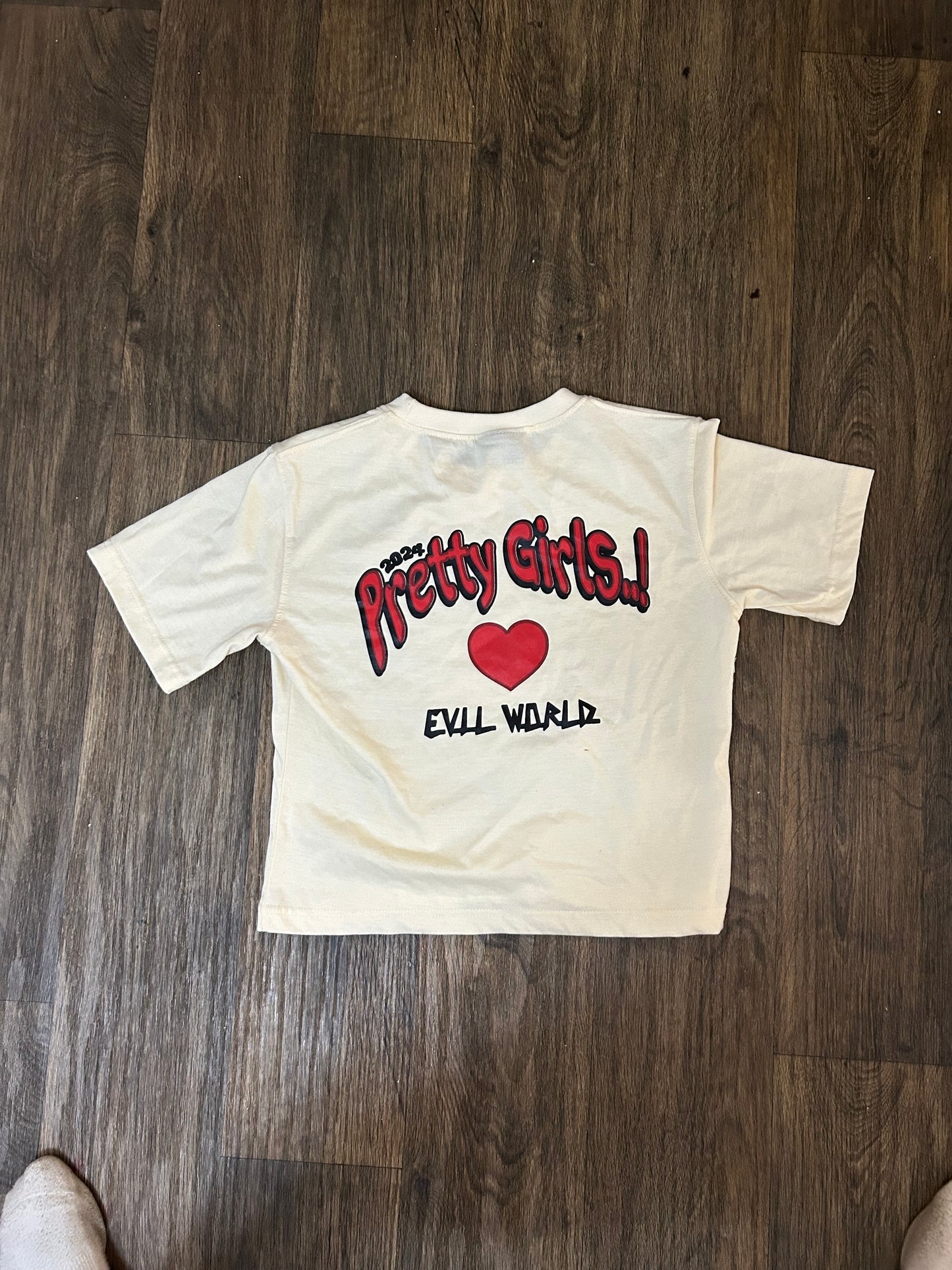 pretty girl love evil world cream crop tee